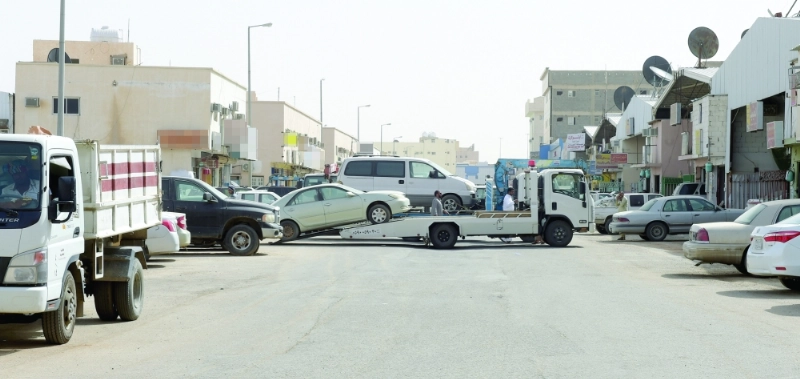 رفع سيارة مخالفة خلال الحملة (مكة)