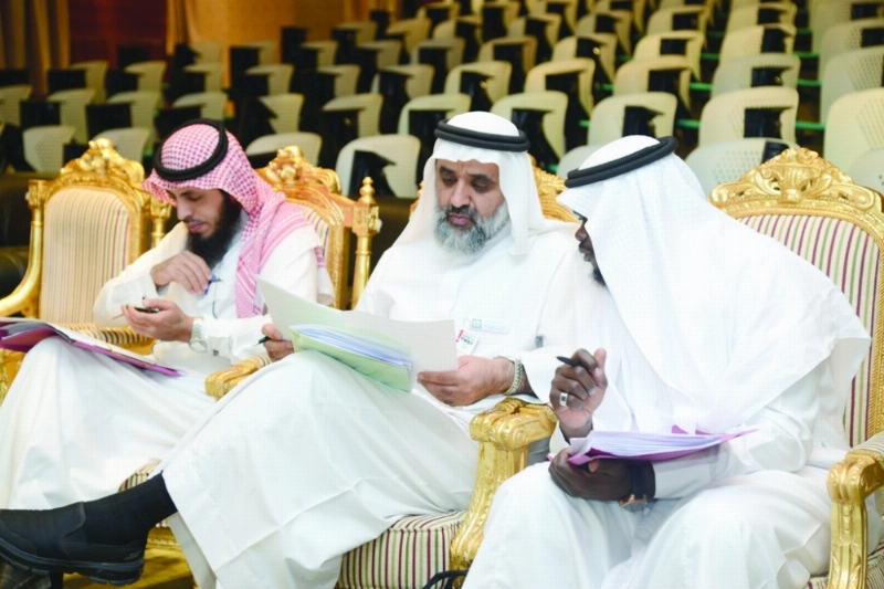 تحكيم مشاركات الطلاب والطالبات