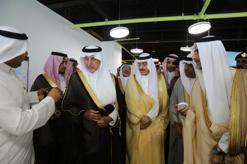 خالد الفيصل لدى افتتاحه مبنى الشركات الناشئة أمس (مكة)