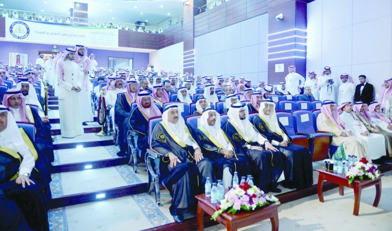 قيادات الكليات والخريجون خلال الحفل (مكة)