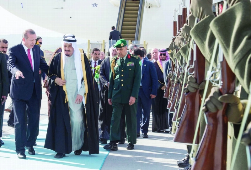 الملك سلمان لدى وصوله مطار ايسنبوا وفي استقباله الرئيس التركي (بندر الجلعود)