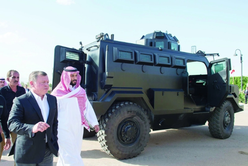 ..ويطلع الأمير محمد بن سلمان على آليات عسكرية حديثة (واس)