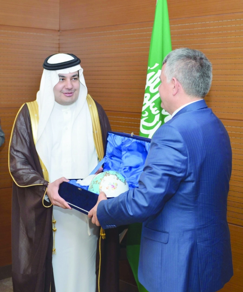 عادل الطريفي متسلما درعا تذكاريا من زكي تشيفتش (واس)