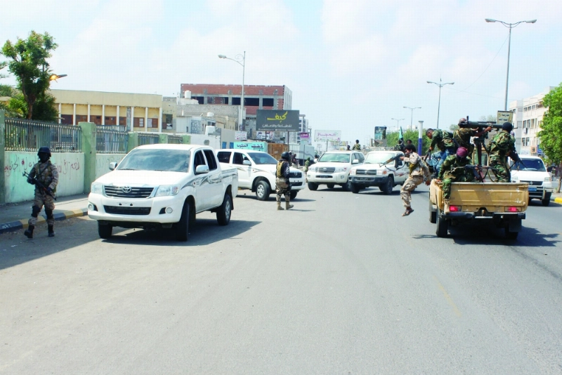 جنود يمنيون يصلون إلى موقع التفجير الانتحاري في عدن (أ ف ب)