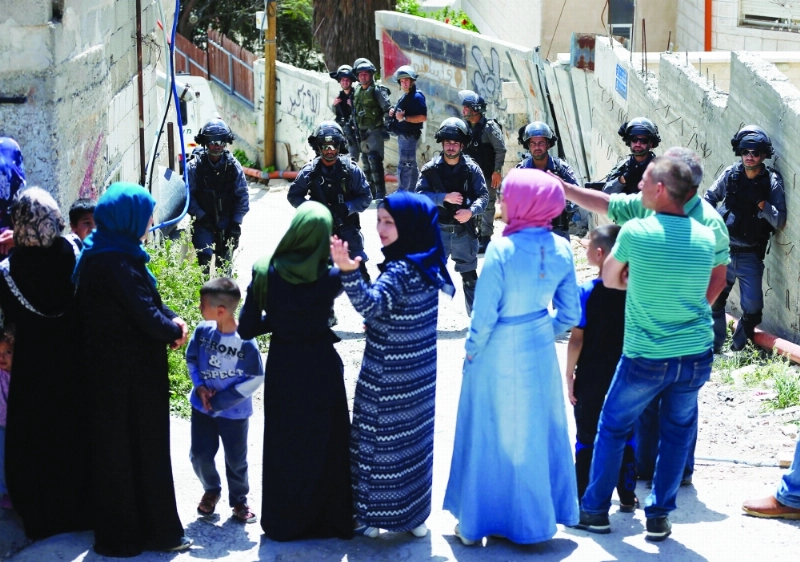 جنود إسرائيليون يعترضون عائلة فلسطينية قرب القدس (أ ف ب)