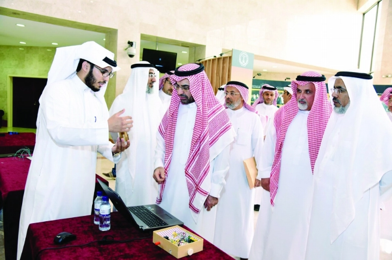 مسؤولو الجامعة لدى استعراضهم المشاركات الطلابية (مكة)