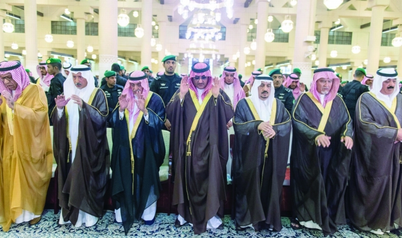 نائب الملك وعدد من الأمراء لدى أدائهم الصلاة على الفقيدة بجامع الإمام تركي بن عبدالله بالرياض أمس (واس)