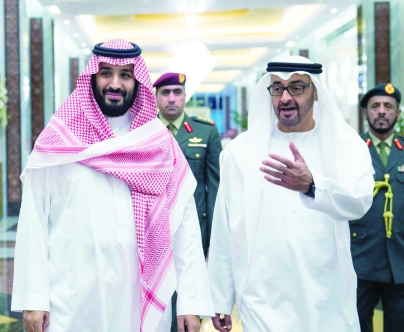 الأمير محمد بن سلمان متحدثا إلى الشيخ محمد بن زايد آل نهيان لدى وصوله الإمارات أمس الأول (واس)