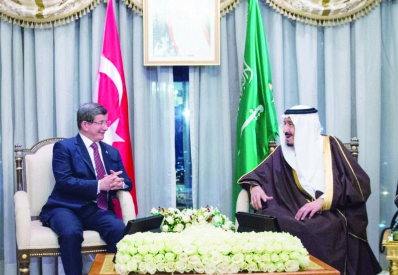 الملك سلمان مستقبلا أوغلو في مقر إقامته بأنقرة أمس (واس)