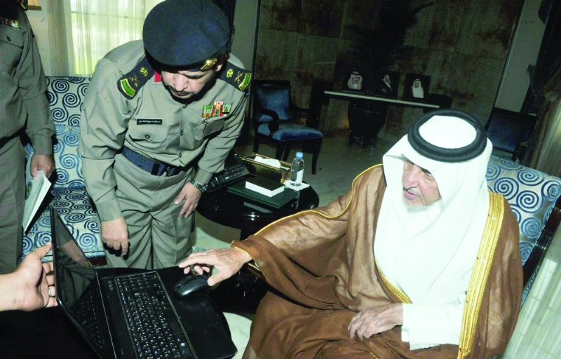 خالد الفيصل خلال تدشينه خارطة المخاطر الرقمية أمس (واس)