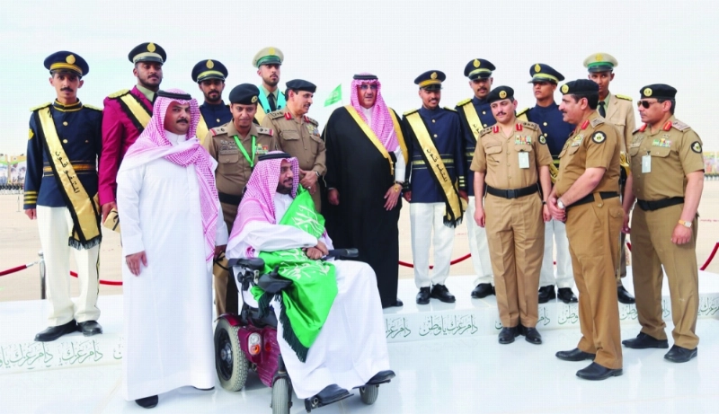 نائب خادم الحرمين متوسطا أوائل الدفعات والمتفوقين