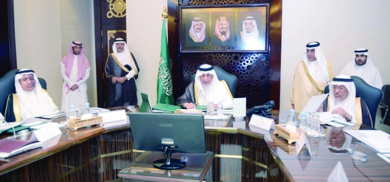 خالد الفيصل خلال ترؤسه اجتماع التكامل التنموي في مكتبه بجدة أمس (مكة)