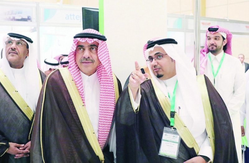 عبداللطيف آل الشيخ عقب افتتاح المعرض المصاحب للملتقى (واس)