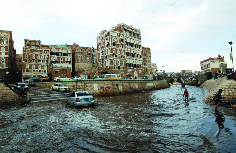الأمطار تحول صنعاء القديمة إلى بحيرة (أ ف ب)