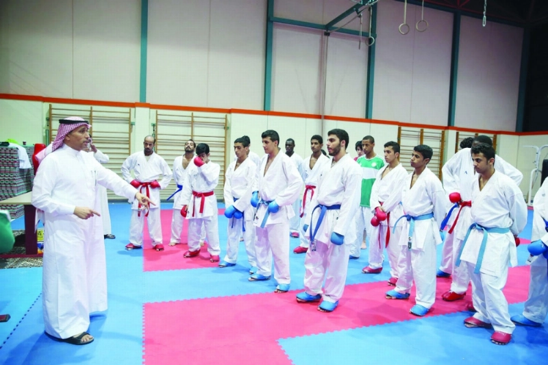 إبراهيم القناص خلال لقائه باللاعبين (مكة)