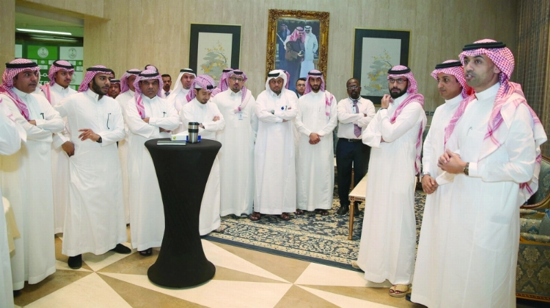 منسوبو اللجنة الأولمبية خلال الاحتفاء بعبدالله الغامدي (مكة)