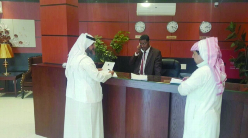 مراقب خلال فحصه أوراق إحدى المنشآت السياحية (مكة)