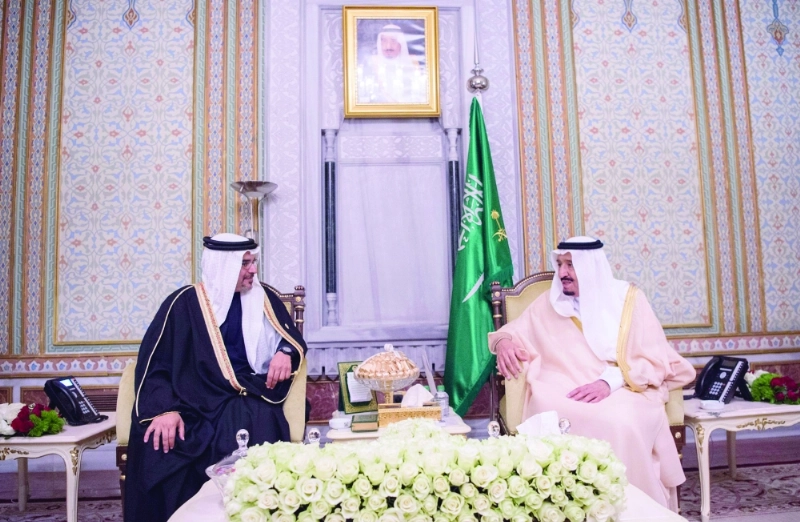 خادم الحرمين مستقبلا ولي عهد البحرين (واس)