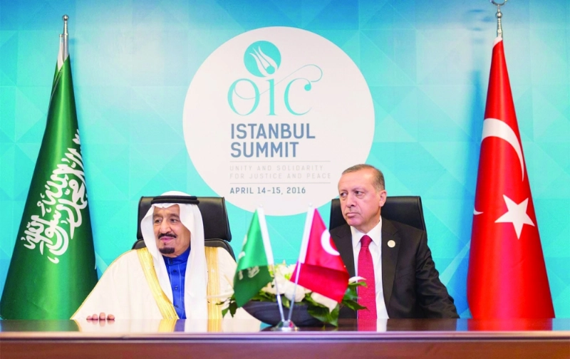 الملك سلمان وإردوغان في إسطنبول أمس (واس)