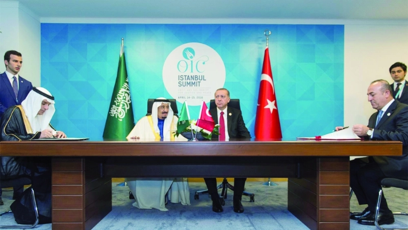 وزيرا خارجية السعودية وتركيا يوقعان محضر إنشاء مجلس التنسيق بحضور خادم الحرمين والرئيس التركي (واس)