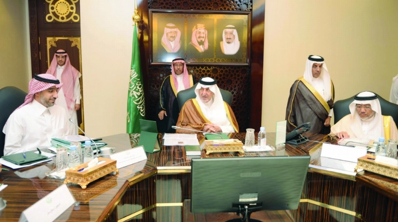 خالد الفيصل لدى ترؤسه الاجتماع (مكة)