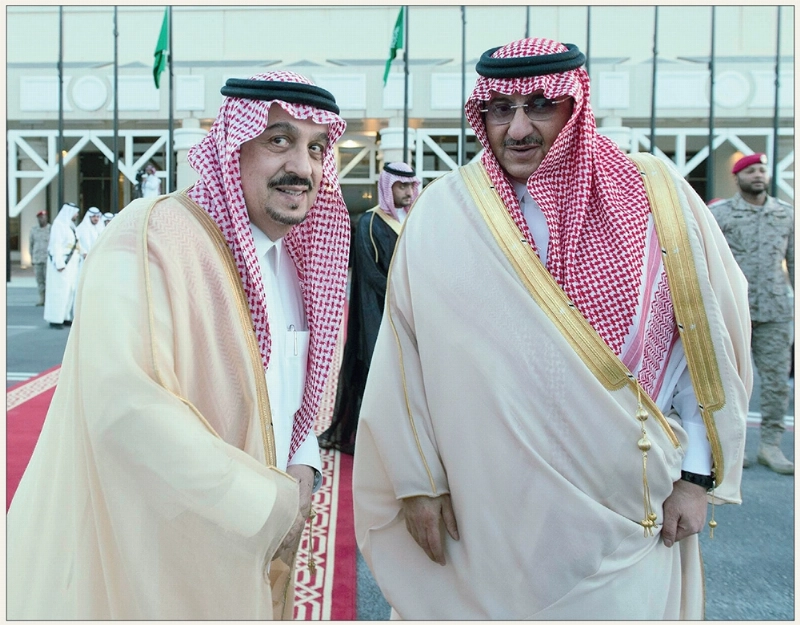 الأميران فيصل بن بندر ومحمد بن نايف في مقدمة مستقبلي الملك بساحة المطار