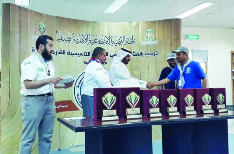 جانب من تسليم الجوائز للمشاركين (مكة)