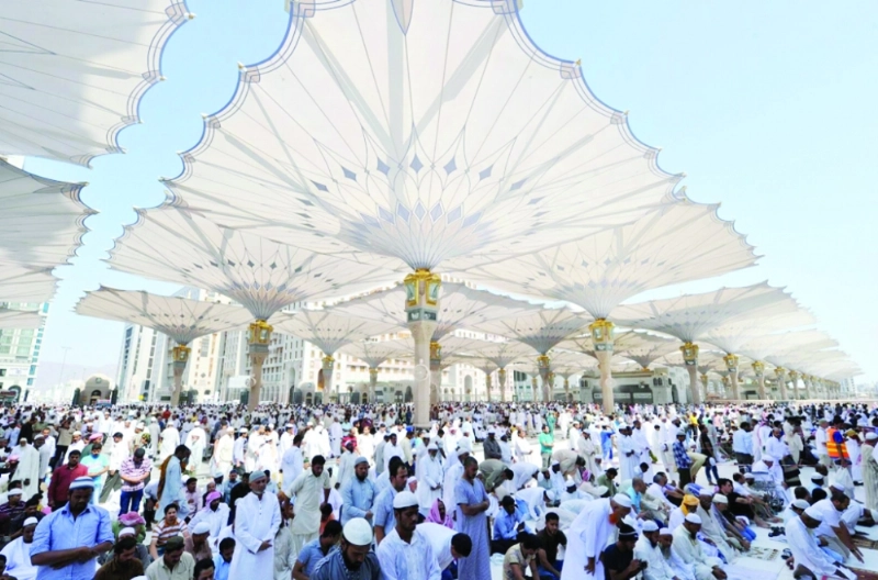المصلون في ساحة المسجد النبوي (مكة)