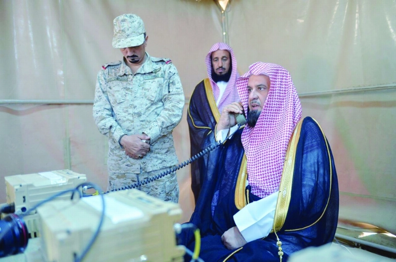 عبدالرحمن السند مخاطبا الجنود عبر اللاسلكي (واس)