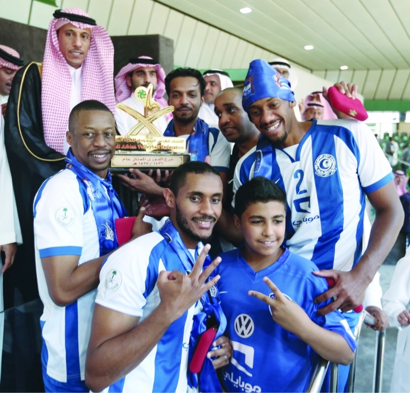 تتويج طائرة الهلال بالممتاز أمس (محمد مشهور)