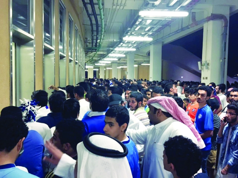 جماهير الهلال أمام المنفذ الوحيد أمس (مكة)