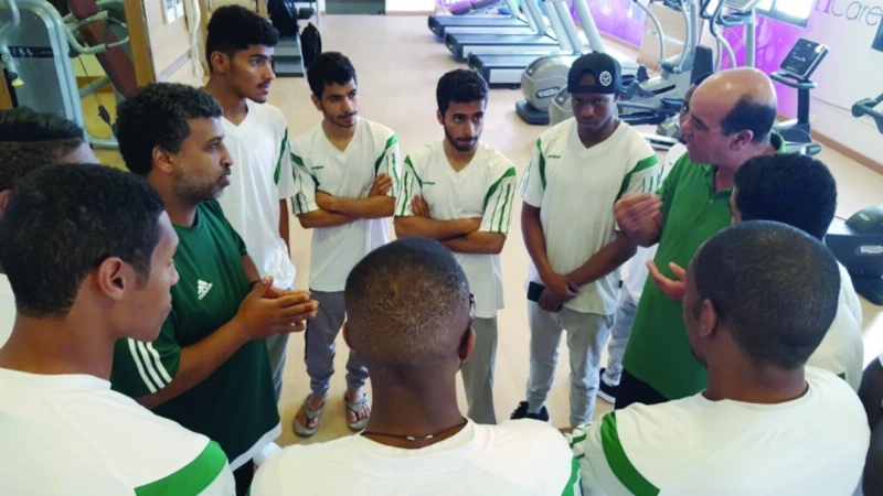 لاعبو المنتخب السعودي للملاكمة يستمعون لتوجيهات المدرب (مكة)