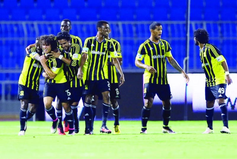 لاعبو الاتحاد يحتفلون مع جمال باجندوح بالهدف الأول (محمد مشهور)