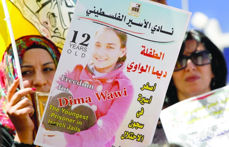 فلسطينيتان تشاركان في يوم الأسير بالخليل (أ ف ب)