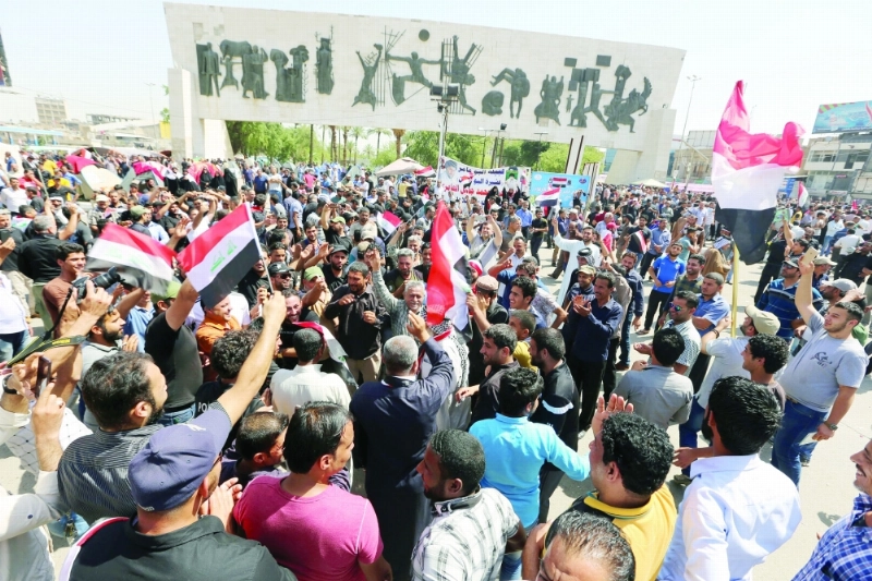 أنصار الصدر يتظاهرون بميدان التحرير بوسط بغداد (أ ف ب)