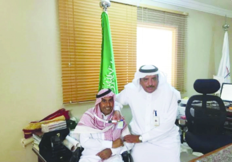 صالح آل مريح يمنح حلبوب آل مطارد البطاقة (مكة)