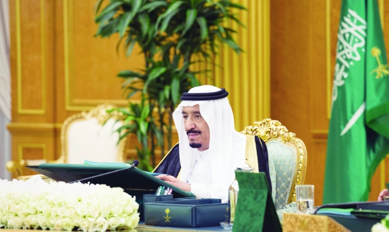 الملك سلمان لدى ترؤسه جلسة المجلس في قصر اليمامة بالرياض أمس (واس)