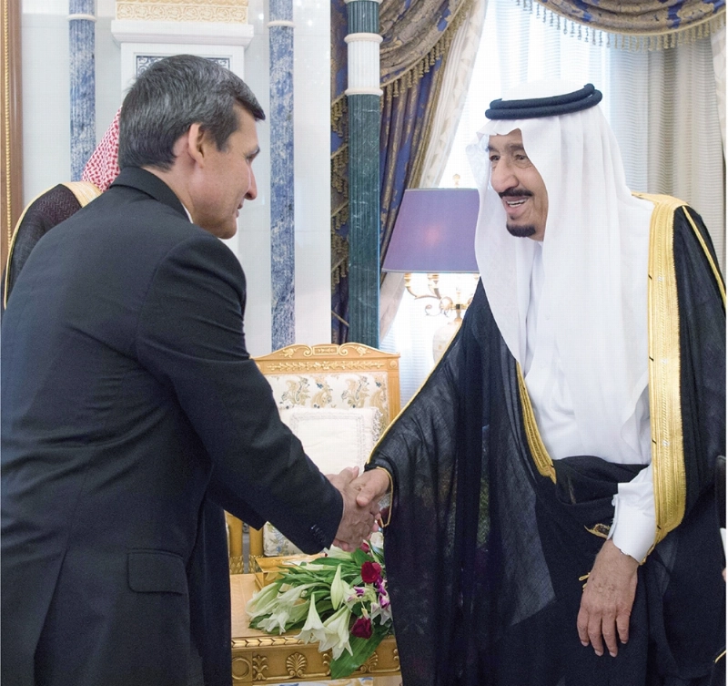 الملك سلمان لدى استقباله رشيد مريدوف في قصر اليمامة بالرياض أمس (واس)