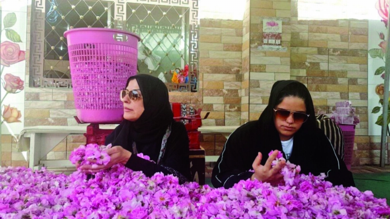 زيارة بسمة بنت سعود لمزارع الورد (مكة)