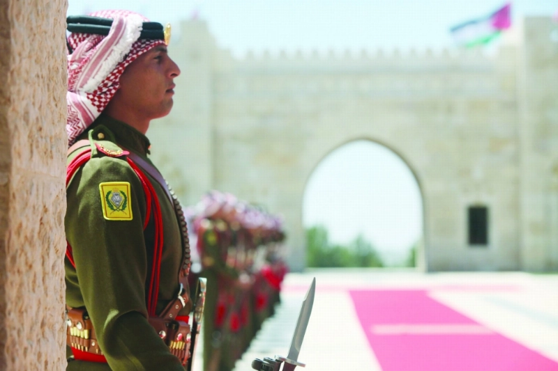 أفراد من حرس الشرف الأردني في قصر الحسينية بعمان (إ ب أ)