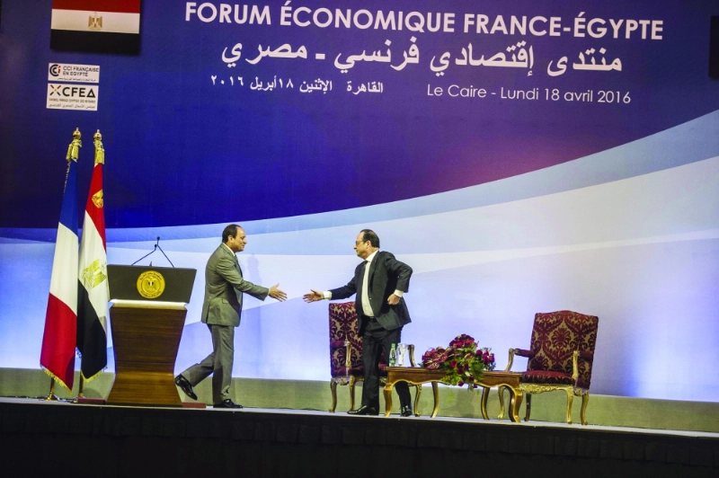 السيسي وهولاند في منتدى اقتصادي بالقاهرة أمس (أ ف ب)