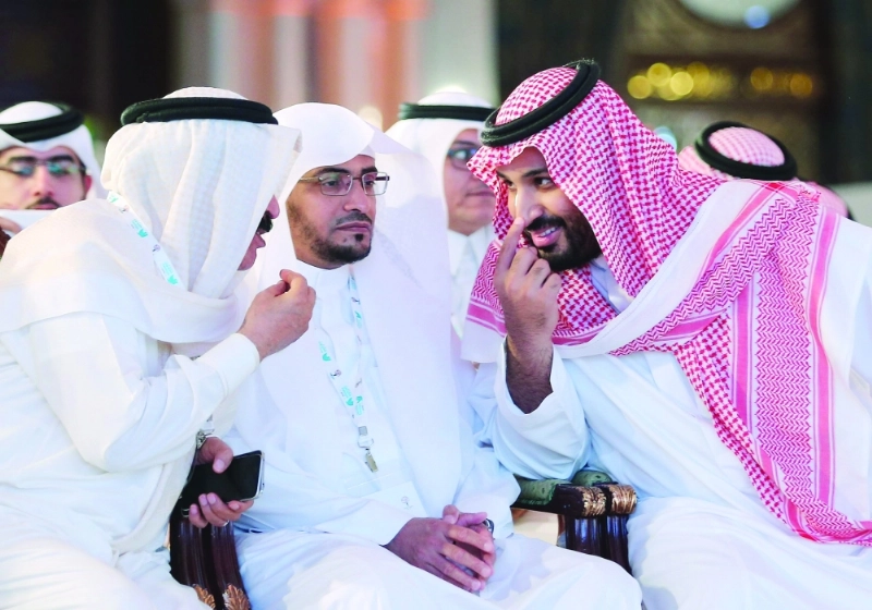 ولي ولي العهد في حديث مع رئيس تحرير صحيفة السياسة الكويتية يتوسطهما إمام وخطيب مسجد قباء (محمد مشهور)