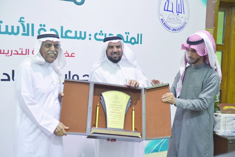 مرزوق بن تنباك مكرما بعد المحاضرة (مكة)