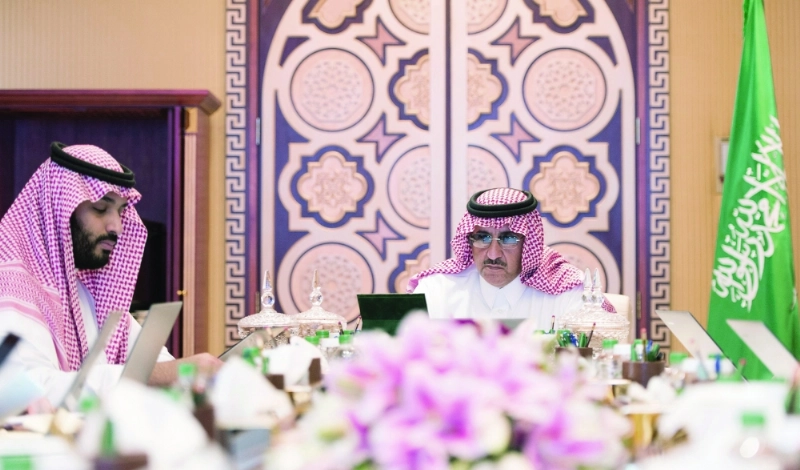 الأمير محمد بن نايف لدى ترؤسه اجتماع المجلس بحضور الأمير محمد بن سلمان