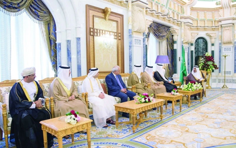 الملك سلمان لدى لقائه وزراء التعليم الخليجيين في مكتبه بقصر اليمامة أمس (واس)