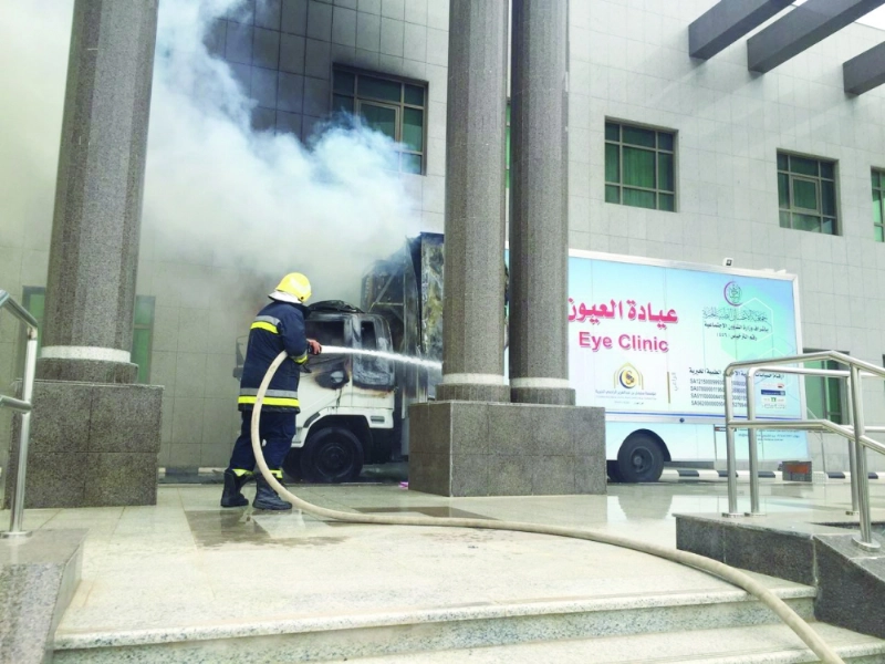 الدفاع المدني لحظة إخماد حريق العيادة أمام مدخل إمارة جازان (مكة)