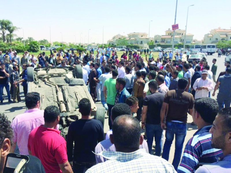 تجمع حول مكان الحادث في القاهرة أمس (مكة)