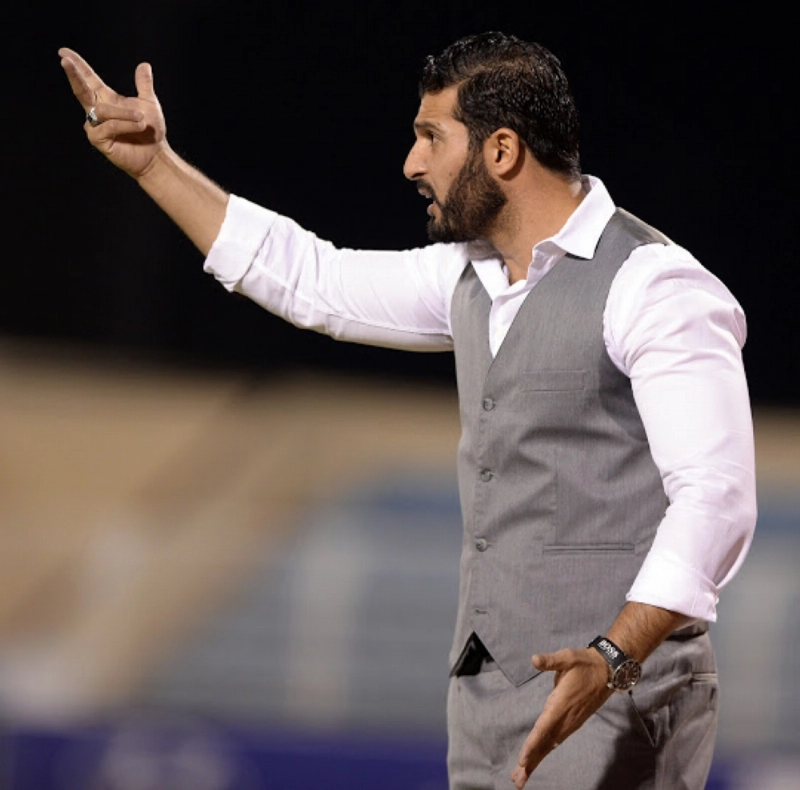 ناصيف البياوي يوجه لاعبيه في إحدى المباريات (مكة)