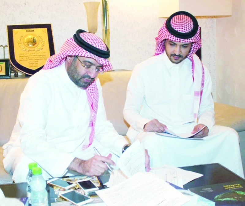 إبراهيم البلوي يراجع بعض الأوراق (موقع الاتحاد)