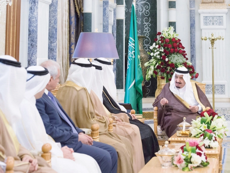 خادم الحرمين مستقبلا وزراء التربية والتعليم الخليجيين في الرياض أمس (واس)